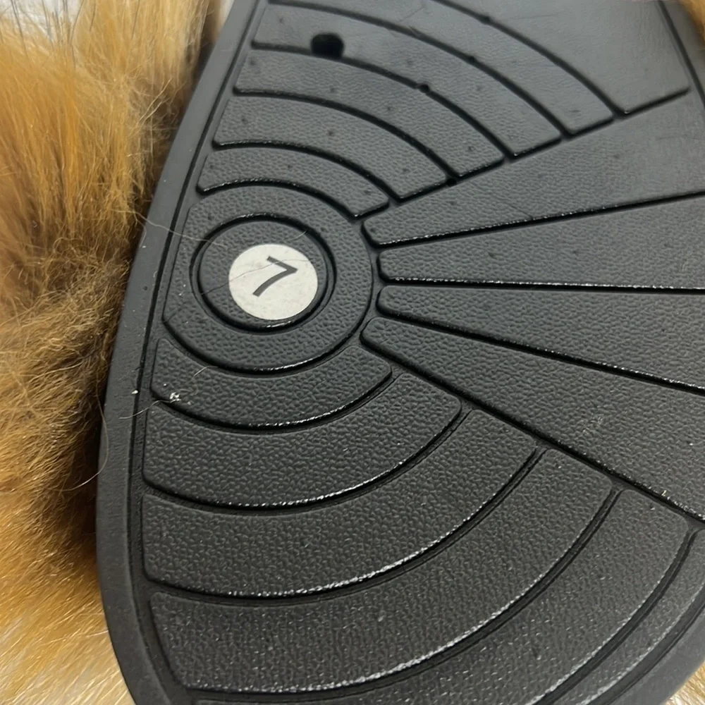 WOMANS FURRY SLIP ON SANDALS SIZE 7